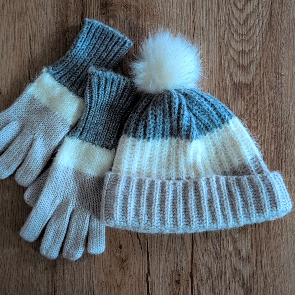 NEVER WORN hat and gloves